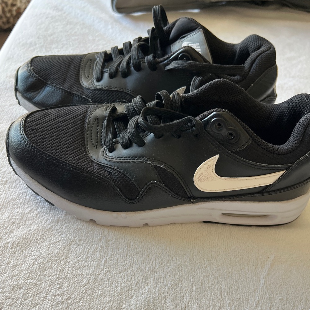 Nike Men's Black and White Air Sneakers